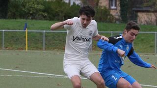 Plankstadt Vincent Beinert (l.) versucht hier, den Ball vor dem Ketscher Ensar Akbay zu erobern. Am Ende hat die TSG Eintracht I die Nase vorn.