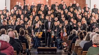 Der Chor mit einer Größe von über 100 Musikern besteht aus dem Schwetzinger Vokalensemble und der Evangelischen Kantorei Wiesloch.