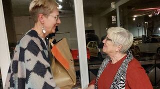Marion Marker-Schrotz (l.) sagt Danke an Claudia Lohmann.