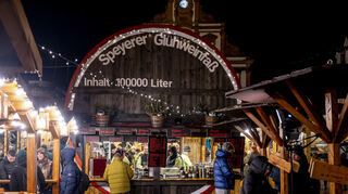 Christian Keller aus Bad Dürkheim ließ das Bad Dürkheimer Riesenfass nachbauen und betreibt es als Speyerer Glühweinfass auf dem Weihnachtsmarkt und schenkt Glühwein aus.