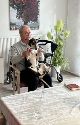 Der Diakon Bernhard Carl mit seiner tierischen Begleiterin.