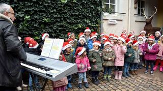 Auf diesem Bild vom ersten Weihnachtsmarkt nach der Corona-Pause führen die Kinder von St. Kilian etwas auf – das tun sie auch dieses Jahr wieder.