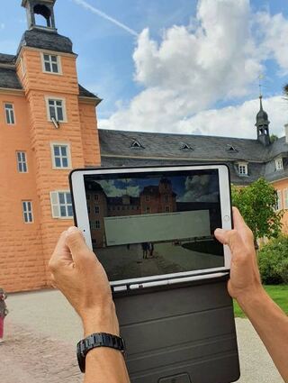 Augmented-Reality-Technik – hier am Schloss – ist Kursinhalt am Technischen Gymnasium