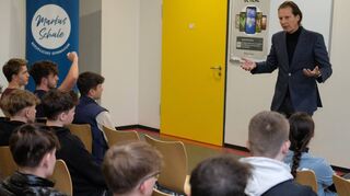 Der CDU-Bundestagsabgeordnete Olav Gutting im Gespräch mit den Zehntklässlern der Markusschule, die bei seinem Beruf einige Einblicke in die deutsche Politik sammeln konnten.