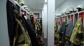 In der Männerumkleide der Feuerwehr Brühl ist das Platzangebot doch arg überschaubar – gerade wenn es schnell gehen muss, stehen sich die Ehrenamtlichen häufig im Weg.