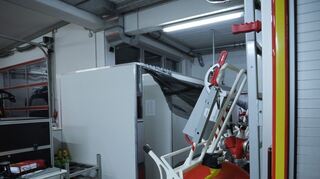Das Platzproblem in der Damenumkleide ist mit dieser behelfsmäßig in der Fahrzeug-halle aufgestellten Umkleide angegangen worden.