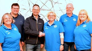 Bürgermeister Nils Drescher und Andreas Stampfer (Netze BW) bei der TSG: Monika Hönig (v. l.), Sandra Schöffmann, Herbert Mölleken und Marion Brazel.
