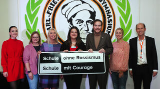 Die Verbindungslehrerinnen Lisa Chiha (v. l.), Silke Aschbacher, Schulleiterin Anja Kaiser, Azra Kutlucuk (SMV), der Landtags-abgeordnete Andreas Sturm, Sabrina Nickchen, die das Projekt federführend begleitet, und Dr. Niels Joeres (Teamleiter Landes-koordination BW) freuen sich über die Urkunde für Gauß-Gymnasium.