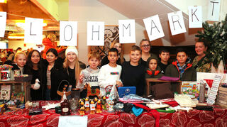 Am Flohmarktstand der Klasse 6d freuen sich Neele (v. l.), Anna, Leni, Nele, Kornelius, Emir, Elena Neumüller, Lucian, Simone Thangarajah, Leon, Ilja, Cristian und Anika Schmelzinger über zahlreiche Besucher und gute Verkaufszahlen.