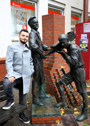Der neue Gemeinderat Egzon Fejzaj lässt sich gerne an der Bronzeskulptur am Wasserturm fotografieren. Der Künstler Hans Zimmermann schuf die Maurergruppe 1989, um an Eppelheims guten Ruf als Maurerdorf zu erinnern.