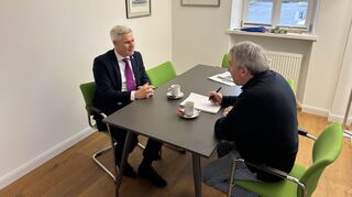Bürgermeister Matthias Steffan bei seinem Redaktionsbesuch im Gespräch mit Chefredakteur Jürgen Gruler.
