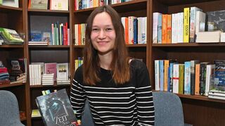 Buchautorin Eileen Stortz, die heute in Hannover lebt, bringt zur Lesung im Eppelheimer Buchladen ihren ersten Fantasieroman „Zeit des Zwielichts“ mit.