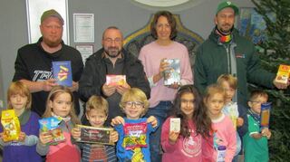 Marc Lauer, Alexander Schweitzer, Claudia Wacker und Sebastian Timm mit der großen Kinderschar aus der Südstadtschule.