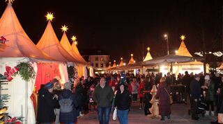 Sterne leuchten über den Zelte auf dem nördlichen Schlossplatz. Hier ist die kulinarische Meile des Kurfürstlichen Weihnachtsmarkts.