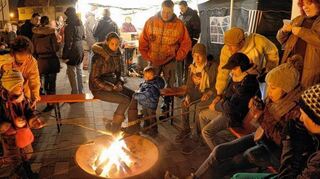 Beim „Candlelight shopping“ lassen sich die Organisatoren immer wieder viel einfallen, um den abendlichen Einkaufsbummel auch zu einem geselligen Ereignis werden zu lassen – so gab es auch schon Stockbrot, das man sich über dem Feuer selbst zubereiten durfte.