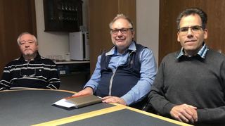 Der katholische Pfarrer Erwin Bertsch (v. l.) ist mit den Diakonen Kurt Gredel und Heiko Wunderling im Gespräch.