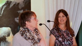 Künstlerin Dr. Liliana Geiss (r.) mit Kunsthistorikerin Dr. Christine Schumann bei einer Austellungseröffnung in Brühl. Ab Freitag, 1. Dezember, sind ihre Bilder in Plankstadt zu sehen.