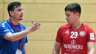 Trainer Christoph Lahme (l.) – hier mit Leon Haase will bis Weihnachten noch drei Siege landen.