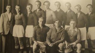 Die A-Jugend der TSG Ketsch, die 1948 zweiter deutscher Meister im Feldhandball wurde – mit Torhüter Walter Löbich (M.) und Trainer Eugen Baro (l.). Ein Jahr später landete das Ketscher Team auf Rang drei im Land.