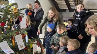 Einige Wünsche des Wunschbaums erfüllen die Kindern des Johanneskindergartens. Doch es gibt noch genügend Zettel für andere „Wunscherfüller“.