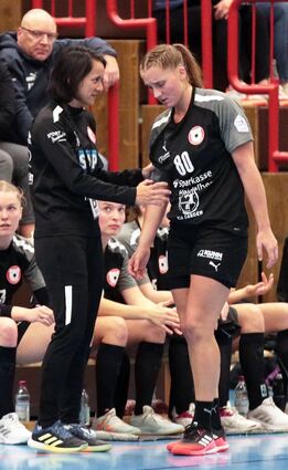 Bären-Geschäftsführer Armin Wagner (hinten) beobachtet hier, wie Trainerin Franziska Steil mit Svenja Mann spricht.