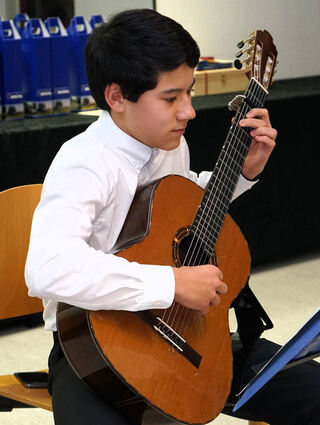 Der 15-jährige Thien-An Weinacker von der Jugendmusikschule gestaltete mit der Gitarre die Feierstunde im DRK-Heim musikalisch. Bild: Widdrat
