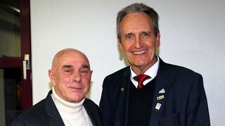 Gottlieb Baumeister (l.) erhielt für seine großen Erfolge im Drachenbootfahren von Bürgermeister Dr. Ralf Göck die Sportler-Plakette in Gold, die höchste Auszeichnung für Sportler, die Brühl zu vergeben hat. Bild: Widdrat