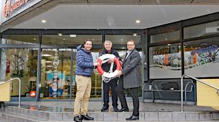 Der Landtagsabgeordnete Andreas Sturm, Werner Krauß vom Verein für Bürgerhilfe und Kulturförderung, und Peter Cornelius bei der Spendenübergabe vorm Aquadrom, mit der Grundschülern der Schwimmunterricht ermöglicht werden soll.