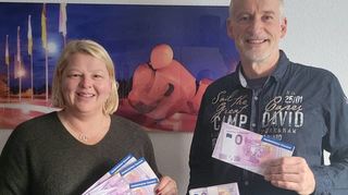 HMV-Geschäftsführerin Birgit Rechlin und Künstler Thomas Assfalg präsentieren stolz das neue Souvenir der Rennstadt: den 0-Euro-Schein.