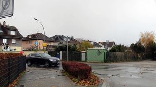 „Wie aus dem Nichts“ taucht ein Auto auf. Zusätzlich sorgen zwei Hecken für schlechte Sicht. Ähnlich wie hier in der Neuen Scheffelstraße kann laut Anwohner auf der Heidelberger Straße im Kreuzungsbereich mit der Robert-Koch- und der Silcherstraße die Fahrbahn und der Gegenverkehr schlecht eingesehen werden.
