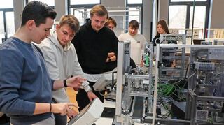 David (v. l.), Florian, Sebastian, Thorge, Alexander und Michelle arbeiten am CP-Lab – hierbei geht es um simulierten Handybau.