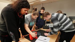 Aktionen kommen nicht zu kurz: Elias (v. l.), Jessica, Hagen und Luca bauen ein Getriebe zusammen.