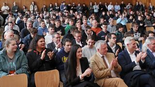 Die Technikertage an der Ehrhart-Schott-Schule in Schwetzingen sind beliebt, wie ein Blick in die bestens gefüllte Aula zeigt. In der ersten Reihe sitzen unter anderem Schulleiter Thomas Edinger (r.) und Bürgermeister Matthias Steffan, die Ansprachen halten.