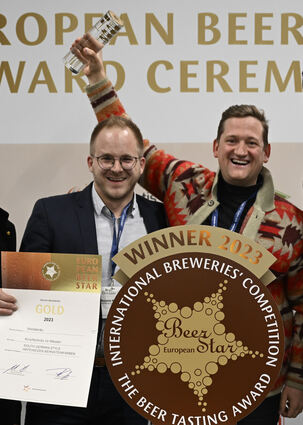 Braumeister Benjamin Wehle (l.) mit der Urkunde und Brauereichef Max Spielmann mit dem Preis.