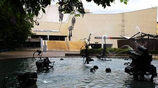 Der Tinguely Brunnen vor dem Theater in Basel.