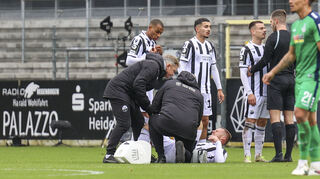 Im Spiel gegen Duisburg hat sich Rouwen Hennings verletzt. Hier kümmern sich die Physios um den Sandhäuser Stürmer.