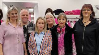 Candlelight-Shopping-Abend: Pamela Gutmann (v. l.), Ralf Schwarz, Nadine Paderi, Petra Kintner, Helga Fassl und Isabel Jäger im Modegeschäft.