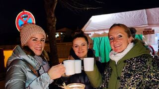 Sabine Lorsbächer, Alicja Ciezadlik-Stawidlo und Stefanie Faulhaber freuen sich über warme Getränke und nette Gespräche.
