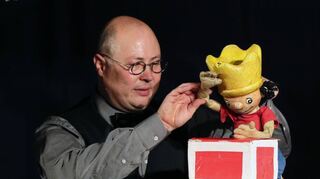Puppenspieler Carsten Dittrich vom „marotte“- Figurentheater aus Karlsruhe lässt den kleinen König über die Bühne tanzen.