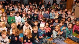 Sind von dem Puppentheater begeistert: Für den kleinen König gibt es am Donnerstagnachmittag viel Applaus.