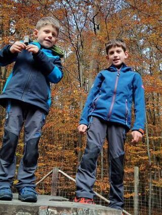 Die Brüder zusammen unterwegs in der Natur.