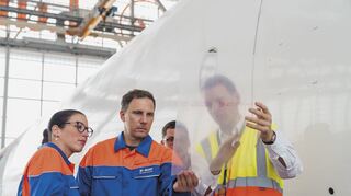 Mit einer Haut wie ein Hai werden Flugzeuge mit BASF-Erfindungen ummantelt.