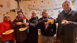 Der evangelische Melanchthon-Kindergarten freut sich am zweiten Weihnachtsmarkt-Wochenende in Schwetzingen auf viele Besucher. Hier gibt’s Waffeln mit Bratapfeltopping, richtig leckeren Apfelpunsch und selbst gemachte Fruchtaufstriche mit Obst aus dem Garten der Tagesstätte – natürlich alles von den Kindern der Einrichtung vorab getestet. Hier ein Teil des Teams, das am Donnerstagabend am Stand im Einsatz war: Jisha Esthappan (v. l.), Sibille Reinhard, Chiara Petragallo, Kindergartenleiterin Bianca Ehlert und Dominik Stuppy.