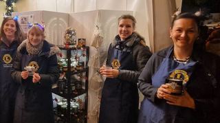 Die Damen vom Lions-Hilfswerk Churpfalz unterstützen die Nachbarschaftshilfe – hier Anna Veit (v. l.) Isabell Heider, Andreas Baisch, Elke Shenoy und Susanna Frey.