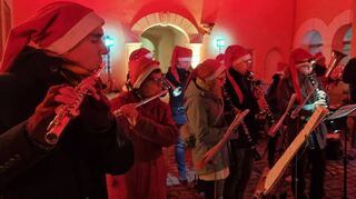 Zum Start in das zweite Weihnachtsmarkt-Wochenende unterhält der Musikverein Stadtkapelle mit modernen Weihnachtsliedern vor der illuminierten Schlosskulisse.