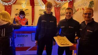 Die Malteser von Schwetzingen verwöhnen die Gaumen an diesem Weihnachtsmarkt-Wochenende unter anderem mit Flammkuchen (griechische und Elsässer Art; je 4,50 Euro). Niklas Ott (v. r.), Stadt-berechtigter Marvin Mitschulat, Louis Hirschwitz und Erik Handl (hinten) freuen sich über viele Kunden. Auch Lumumba gibt’s hier...