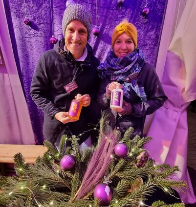 Ein Stand, der schon farblich auffällt: Die Mozartgesellschaft Schwetzingen ist zum ersten Mal überhaupt beim Weihnachtsmarkt dabei. Neben limitierten Mozart(Weihnachts-)kugeln mit schönem Spruch gibt es Raffiniertes für den Gaumen. Was sich hinter dem „Warmen Wolfgang“ verbirgt, verraten Katharina Simmert (r.) und Michael Mülbert den Gästen gerne. Unbedingt kosten!