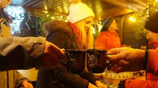 Der Glühwein ist zum Anstoßen bereit – der Weihnachtsmarkt in Ketsch ist eröffnet.