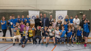 Eine Unterbrechung des Trainings zweier HSV-Jugendteams wurde genutzt, um dem Segelflieger-Club Hockenheim, vertreten durch den Jürgen Mähringen (Bildmitte im dunklen Pulli, daneben Peter Horsch), mit einem symbolischen Händedruck durch das HSV-Vorstandsmitglied Ernst Baumann eine Spende zu überreichen.