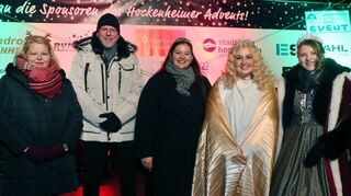 HMV-Geschäftsführerin Birgit Rechlin (v. l.), OB Marcus Zeitler, Weinprinzessin Lena I. aus Duttweiler, Christkind Hanna Bühler und die Rennstadtprinzessin der HCG Larissa I. eröffnen den Hockenheimer Advent.